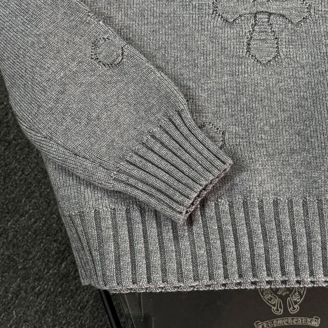 P290 Chrome Hearts 26 high-version wool knitted round-neck sweaters. High-end custom-made 500g sweater fabric. No deformation, no shrinkage, complete with three labels, same style for men and women. Process: The wool is knitted by a 7-needle imported machine. Color: 3 colors. SIZE: XS-L